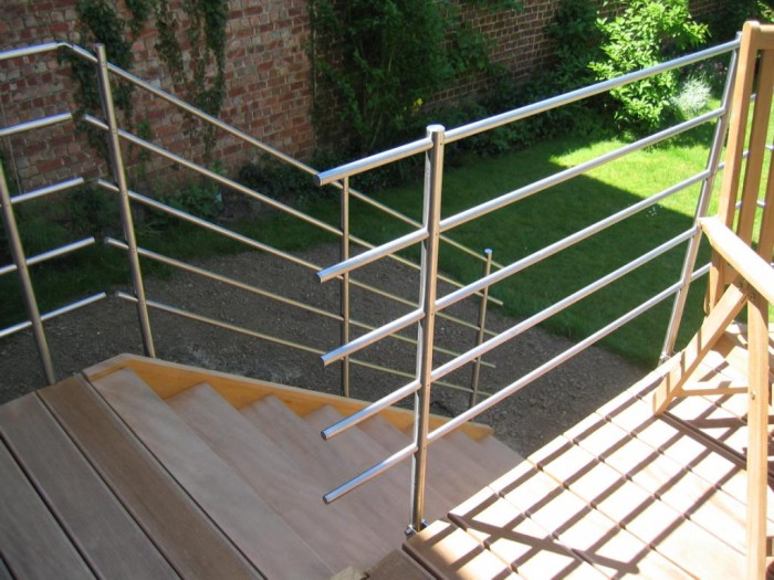 Terrasse avec escalier et garde corps
